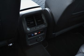 VOLKSWAGEN - Tiguan 2.0 TDI 150 CV SCR DSG R-Line (18 di 20)