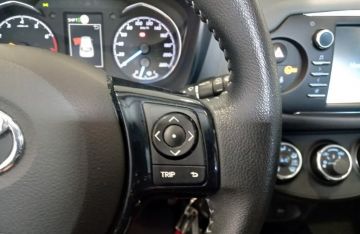 TOYOTA - Yaris 1.0 72 CV 5 porte Lounge (10 di 23)