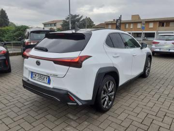 LEXUS - UX Hybrid 4WD Design (5 di 23)