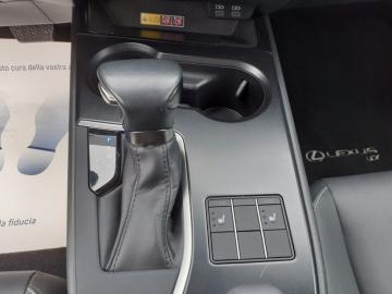 LEXUS - UX Hybrid 4WD Design (13 di 23)