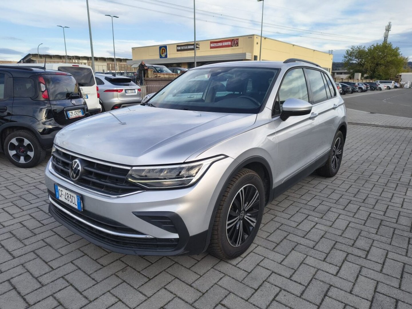 VOLKSWAGEN Tiguan